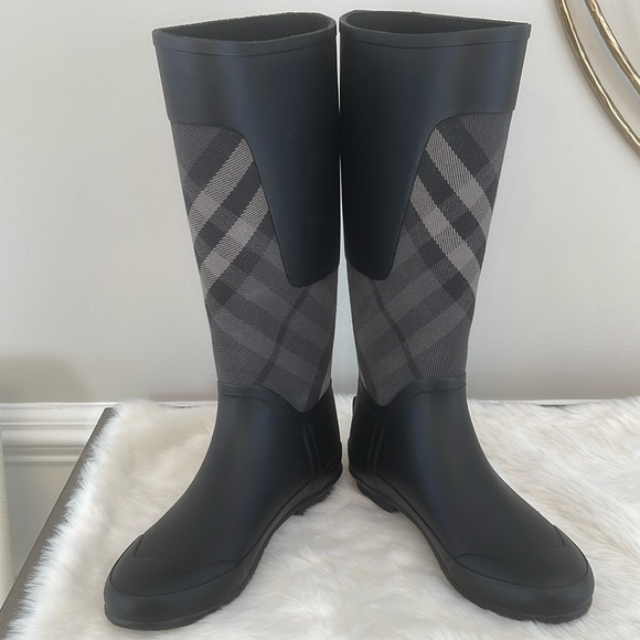 Burberry Rain Boots Signature House Check Black/Grey Size 39 EUC - Picture 3 of 13